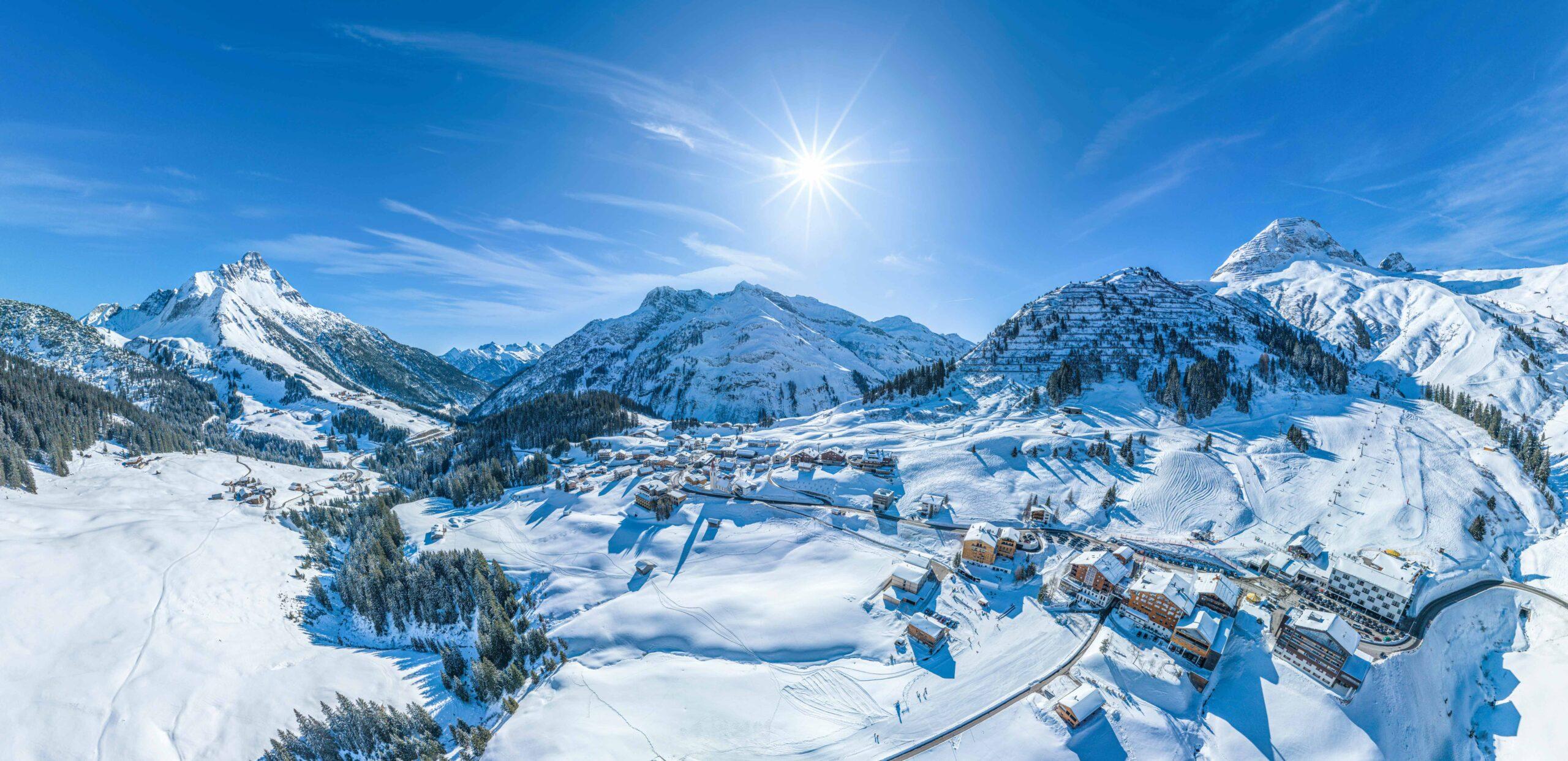 Winterlicher Ausblick auf das Winterportgebiet Warth-Schröcken bei Warth am Arlberg