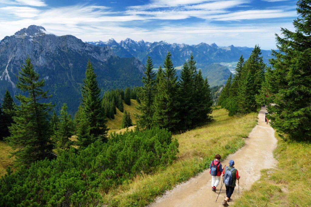 Malerische Aussichten vom Tegelberg, einem Teil der Ammergauer Alpen, in der Nähe von Füssen, Bayern, Deutschland.