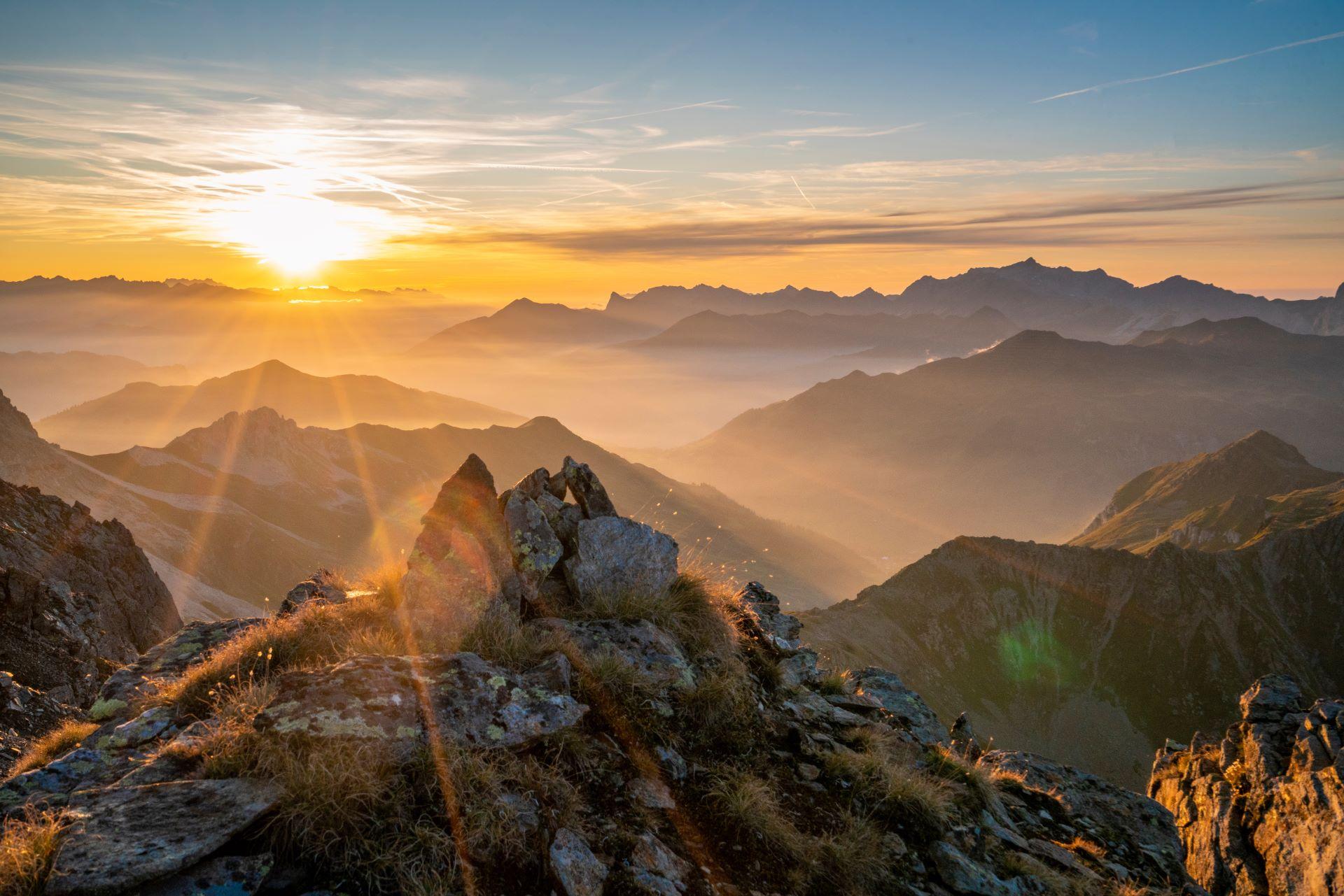 Sonnenuntergang mit Bergpanorama, ideal für Wellnessauszeit.