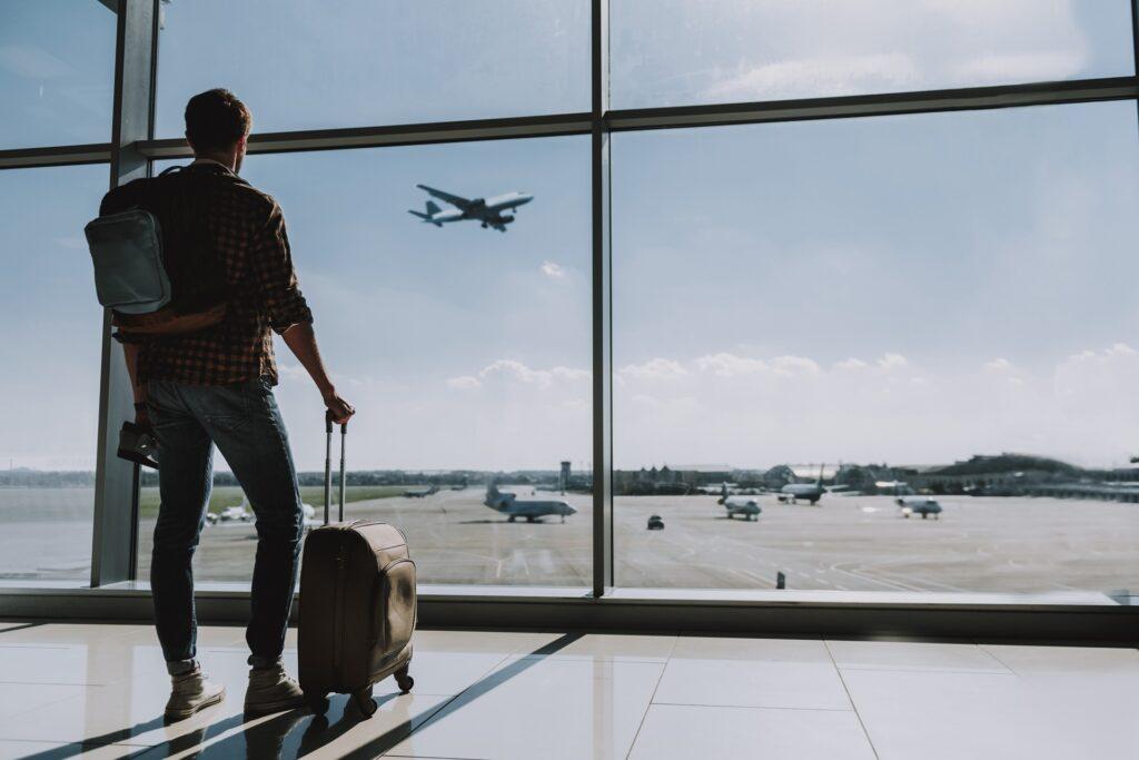 Mann am Flughafen mit Koffer | Escort Service Berlin
