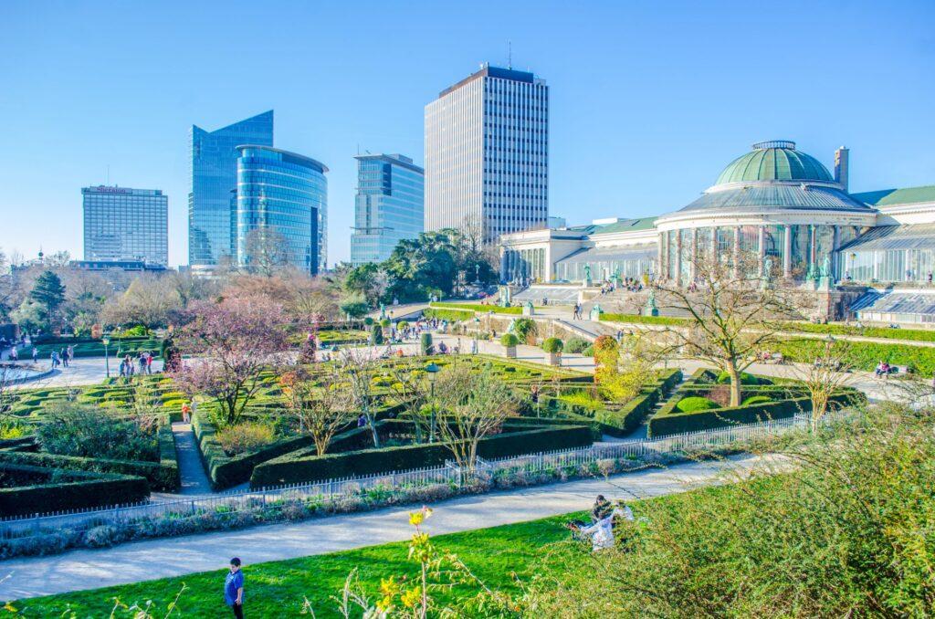 Botanischer Garten in Brüssel mit moderner Skyline im Hintergrund an einem sonnigen Tag