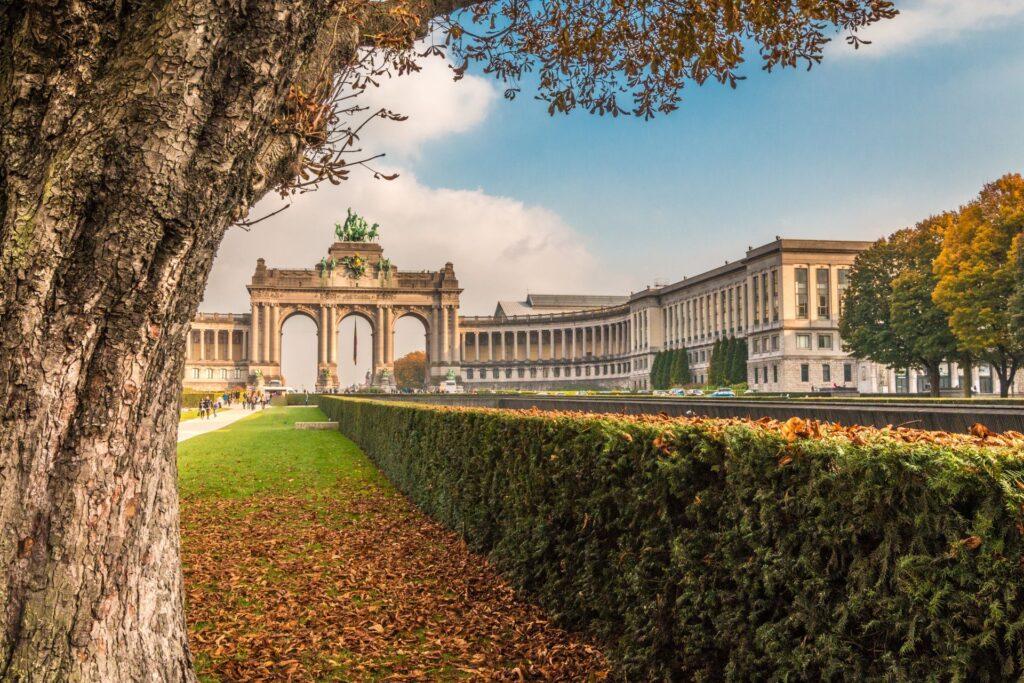 Triumphbogen im Parc du Cinquantenaire in Brüssel im Herbst mit weitläufiger Parkanlage