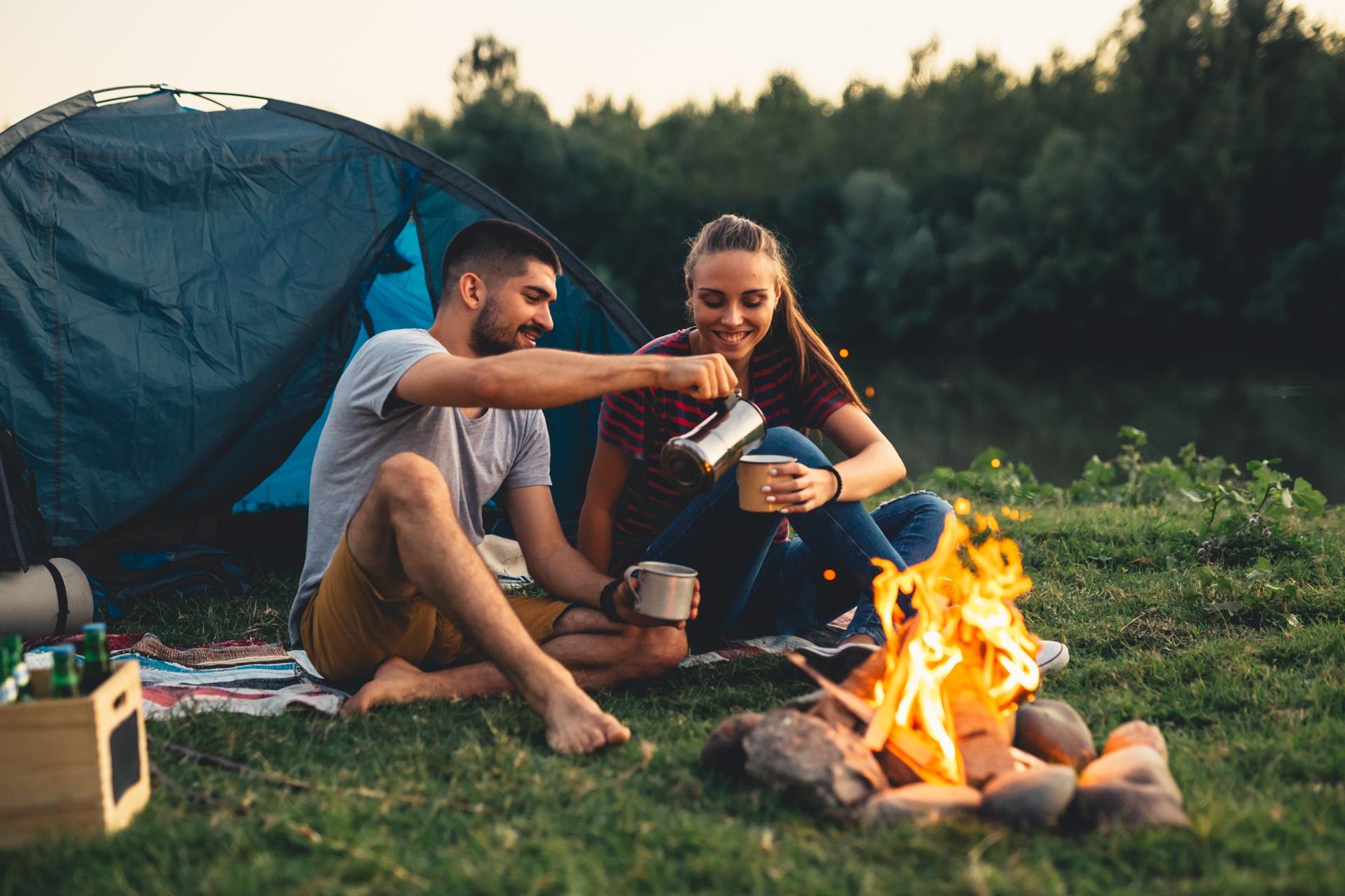Paar genießt Kaffee am Lagerfeuer | Nikotinsalz Liquid