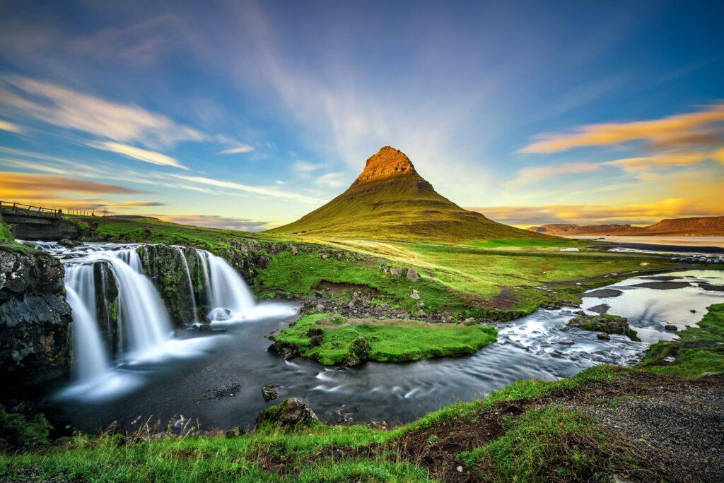 Sonnenuntergang über dem Kirkjufellsfoss-Wasserfall und dem Kirkjufell-Berg in Island